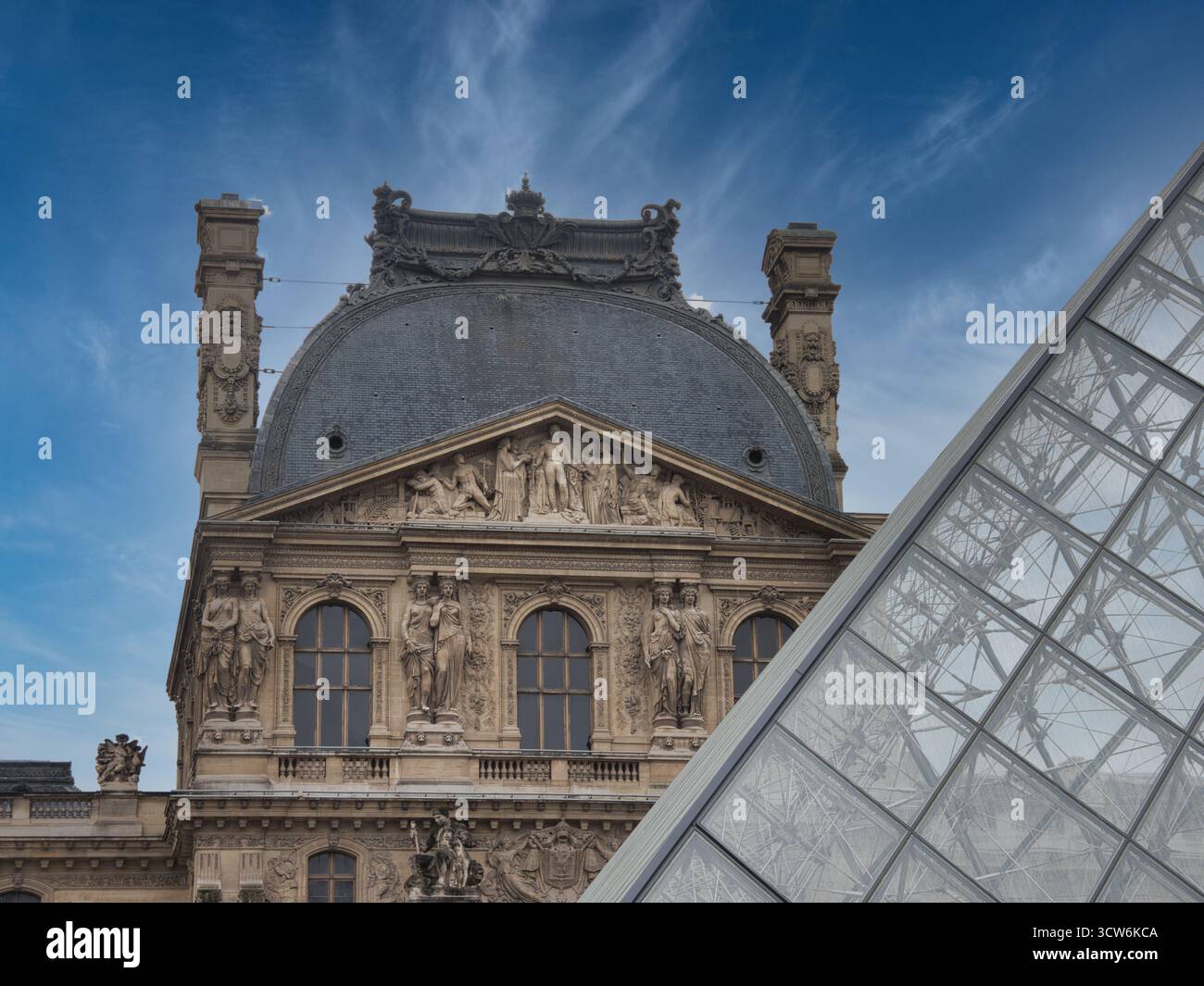 Vetro della Piramide del Louvre e architettura del Palazzo - spettacolare primo piano che mostra la superficie geometrica in vetro della Piramide del Louvre in contrasto con l'ornato Foto Stock