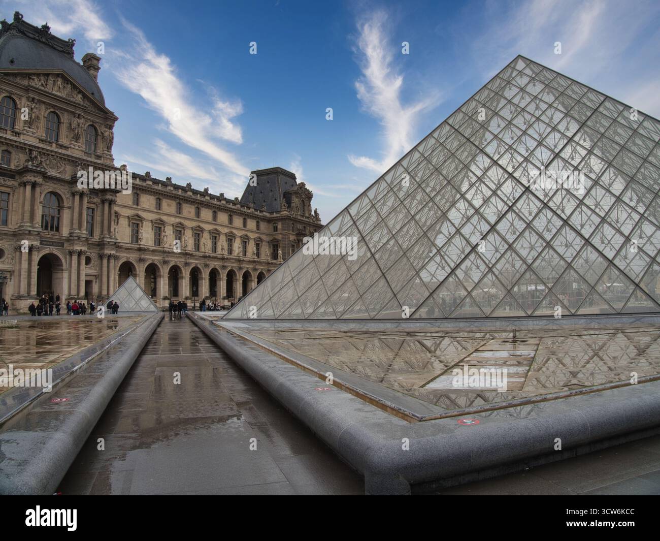 Vetro della Piramide del Louvre e architettura del Palazzo - spettacolare primo piano che mostra la superficie geometrica in vetro della Piramide del Louvre in contrasto con l'ornato Foto Stock