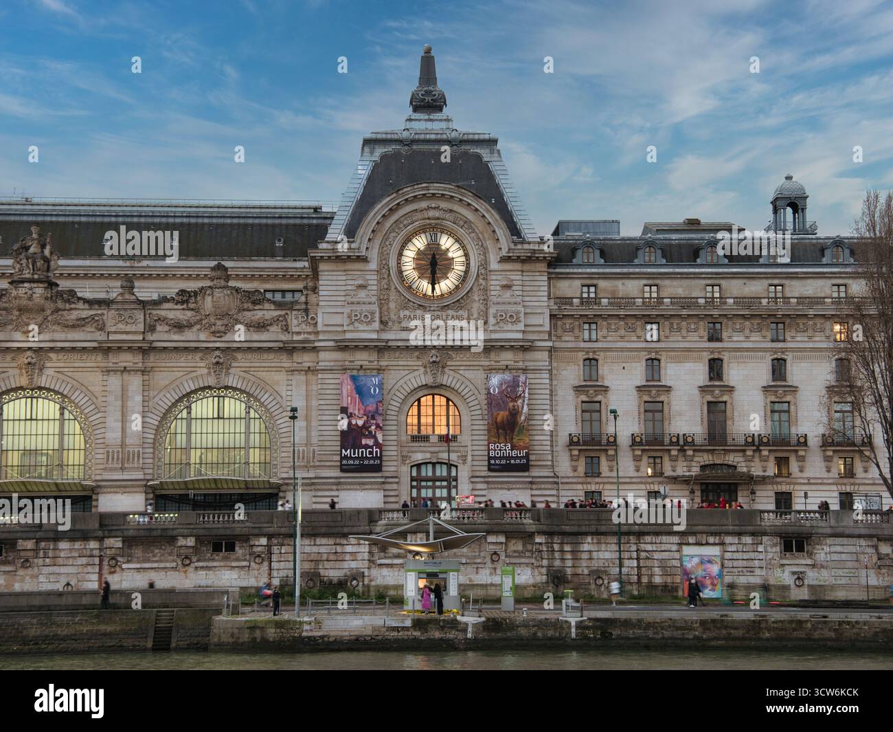 Facciata del Musée d'Orsay Clock e della Senna - facciata esterna dell'ex stazione ferroviaria con il suo orologio monumentale illuminato e la facciata delle Belle Arti Foto Stock