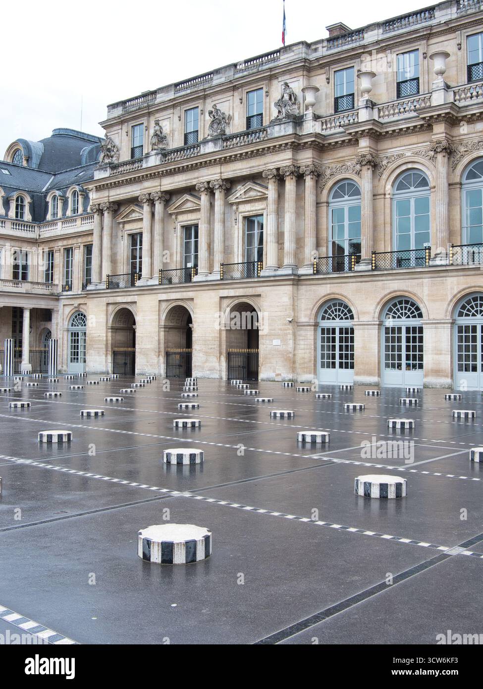Palais Royal Cour d'Honneur Les Colonnes de Buren - lo storico cortile del Palais Royal e l'installazione di colonne a strisce di Daniel Buren (Les Deux Plat Foto Stock