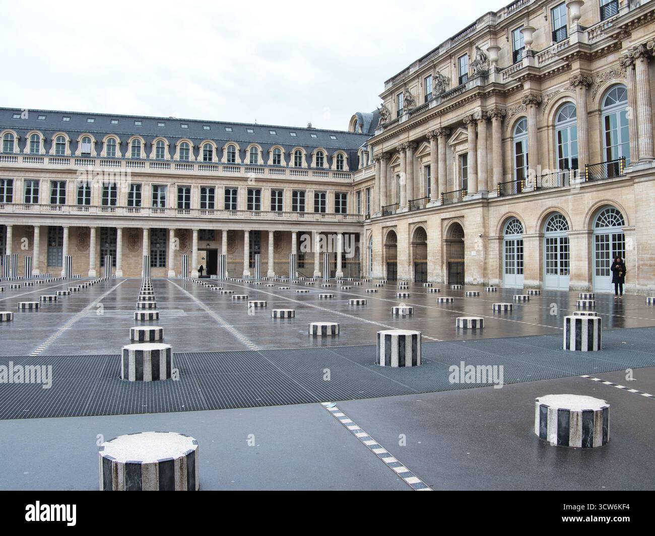 Palais Royal Cour d'Honneur Les Colonnes de Buren - lo storico cortile del Palais Royal e l'installazione di colonne a strisce di Daniel Buren (Les Deux Plat Foto Stock