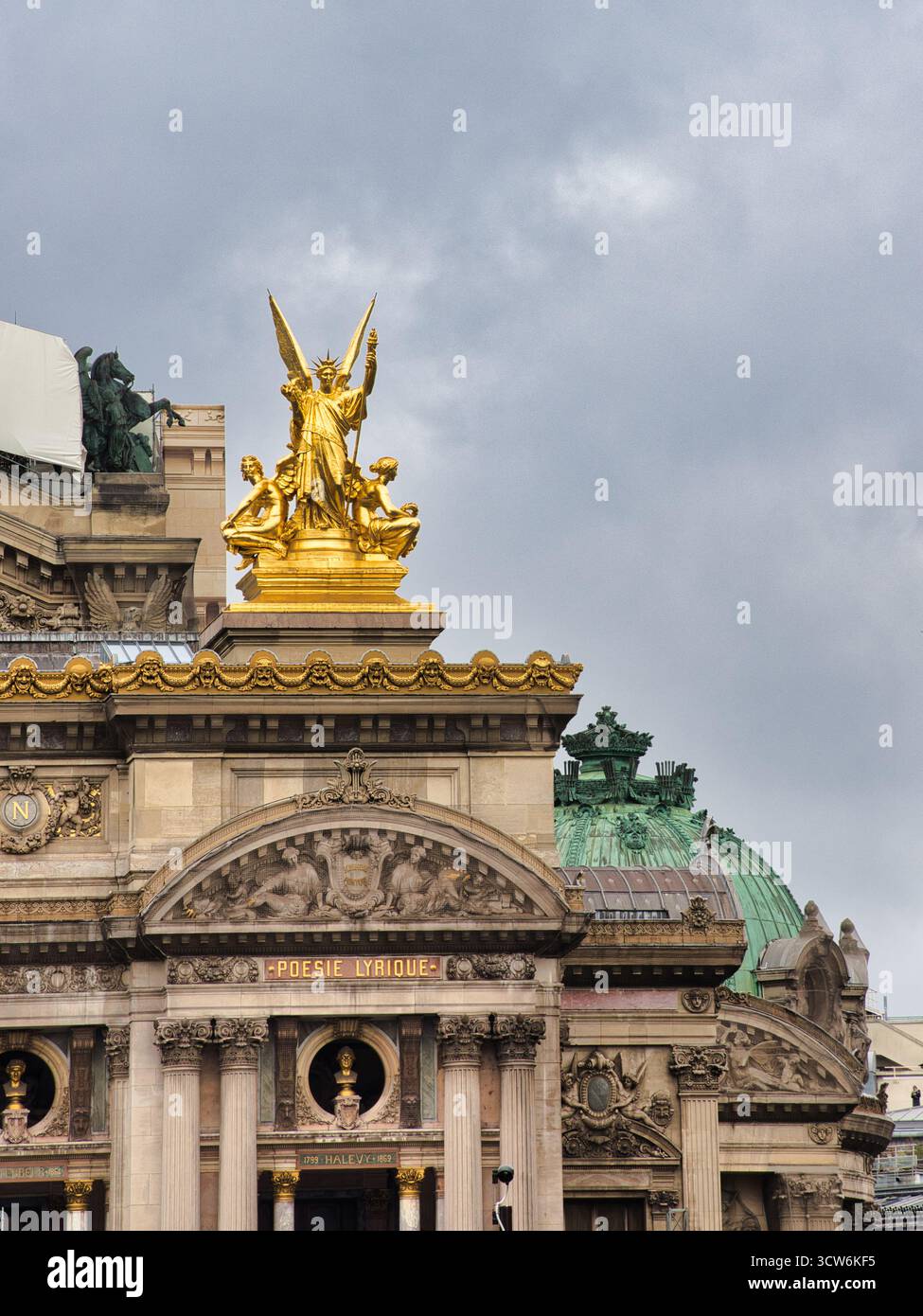 Primo piano della statua della Vittoria d'oro dell'Opéra Garnier - foto dettagliata della maestosa statua in bronzo dorato "Harmony" (o "poesia") in cima alla facciata dell'Opéra Garnier Foto Stock