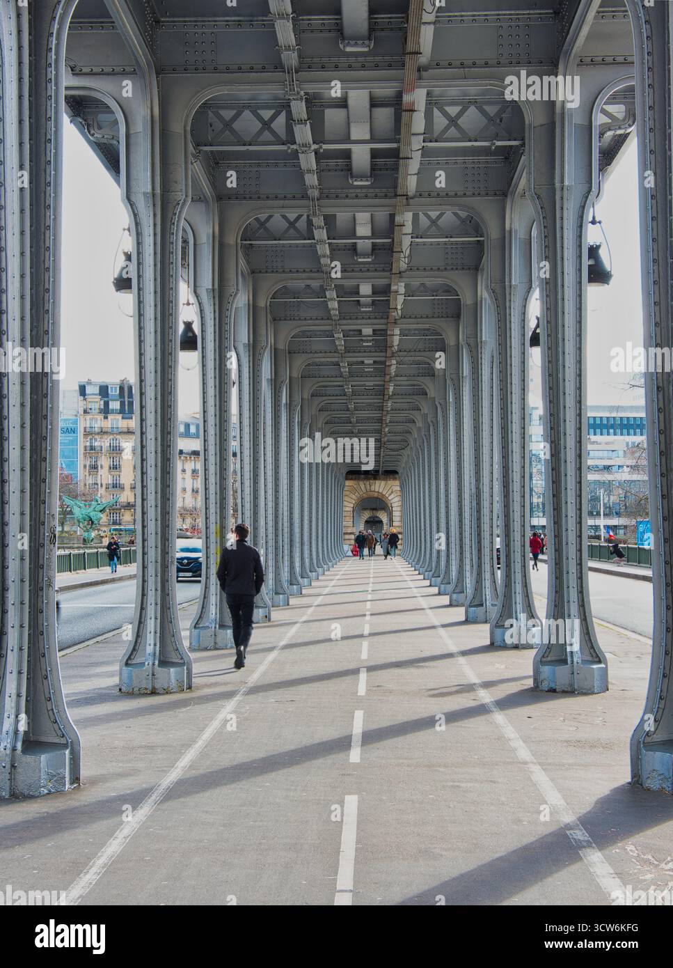 Passerella sotto la galleria del ponte Bir-Hakeim - prospettiva simmetrica di un passaggio pedonale sotto la struttura metallica del Pont de Bir-Hakeim W Foto Stock
