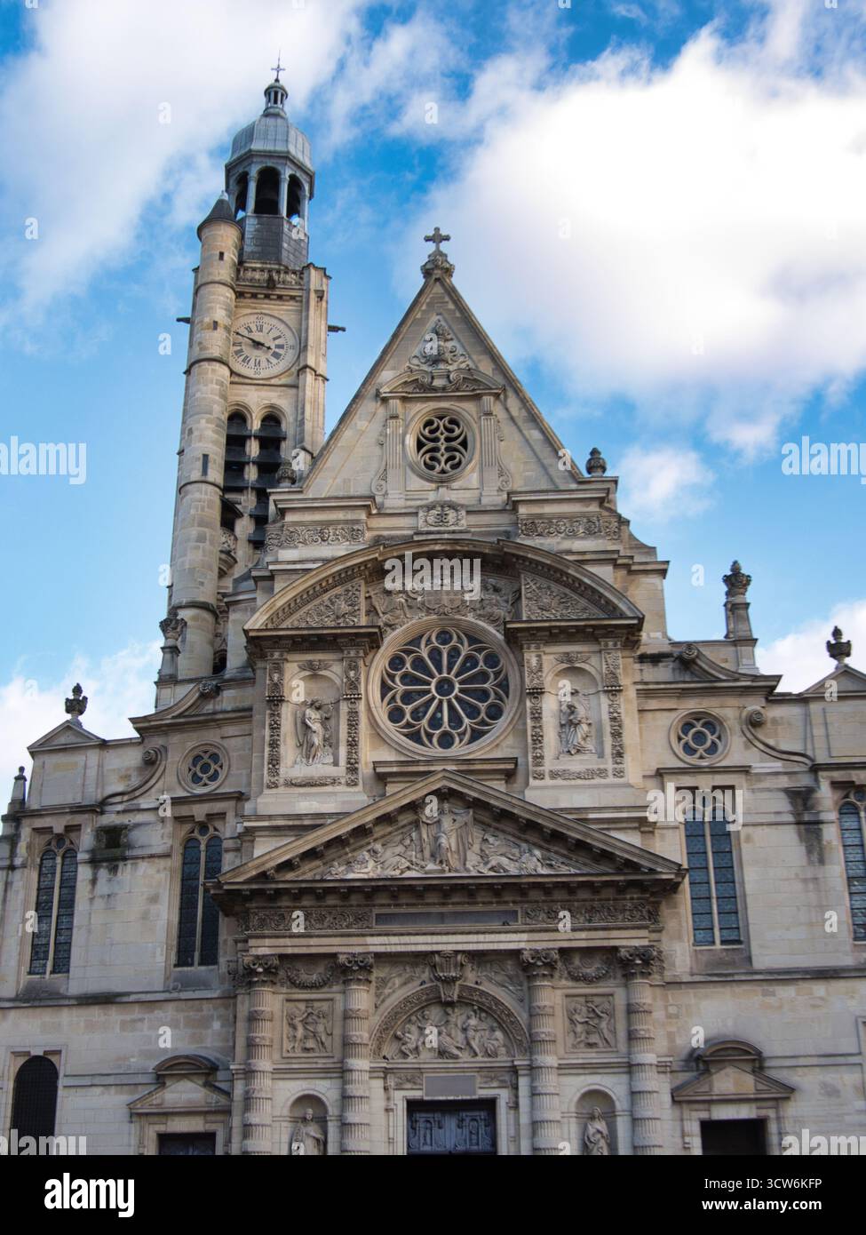 Torre dell'orologio della Chiesa di Saint-Étienne-du-Mont - spettacolare vista dall'angolo basso della facciata altamente dettagliata e della caratteristica torre dell'orologio della storica Chiesa di Foto Stock