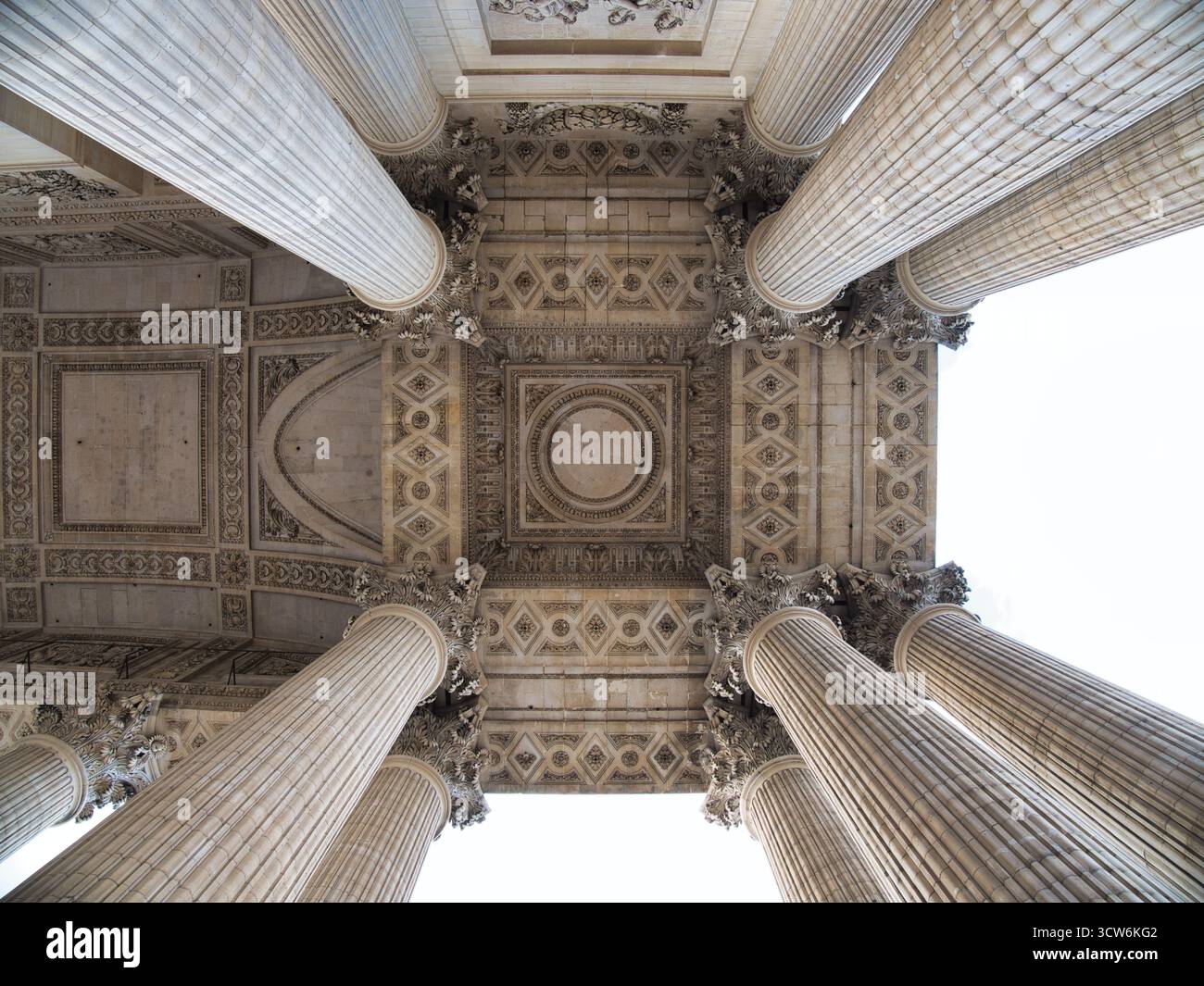 Soffitto del Panthéon Portico e scultura del Pediment - Vista estremamente bassa che mostra il soffitto a cassettoni altamente ornato del portico del Panthéon e il Foto Stock