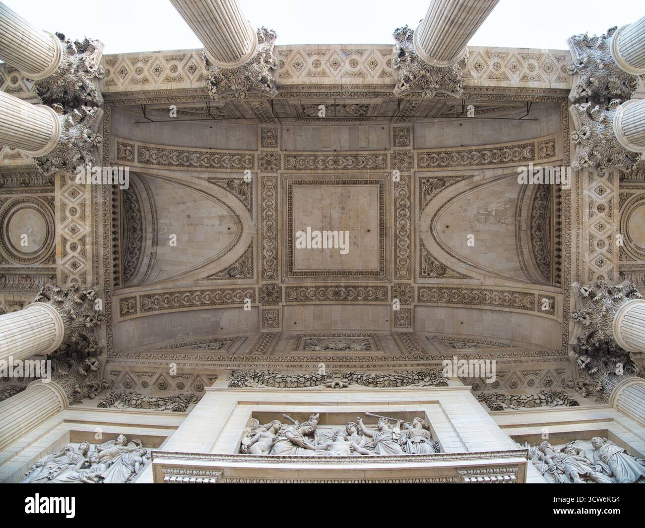 Soffitto del Panthéon Portico e scultura del Pediment - Vista estremamente bassa che mostra il soffitto a cassettoni altamente ornato del portico del Panthéon e il Foto Stock