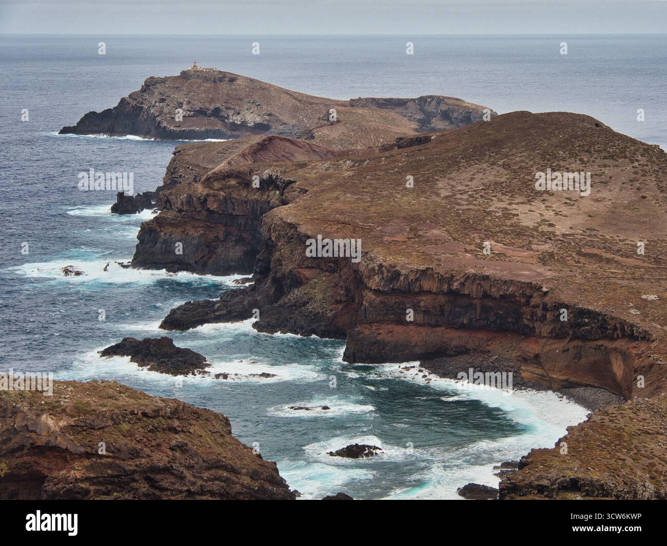 Vista panoramica del punto orientale di Madeira - ampia vista della Ponta de São, l'aspra punta vulcanica della penisola di Lourento a Madeira, con un faro Foto Stock