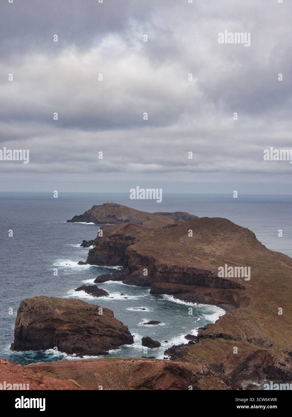 Vista panoramica del punto orientale di Madeira - ampia vista della Ponta de São, l'aspra punta vulcanica della penisola di Lourento a Madeira, con un faro Foto Stock