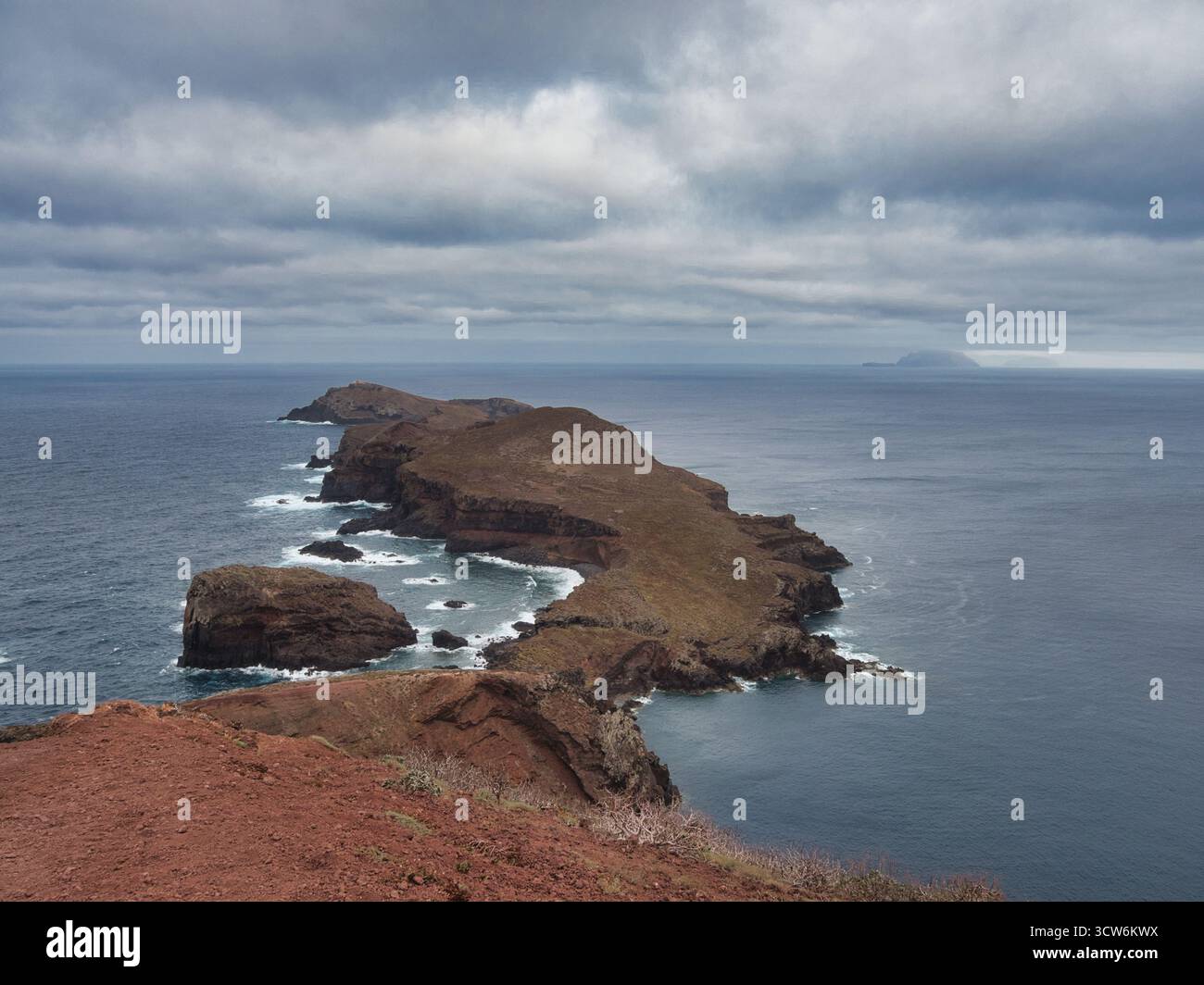 Vista panoramica del punto orientale di Madeira - ampia vista della Ponta de São, l'aspra punta vulcanica della penisola di Lourento a Madeira, con un faro Foto Stock