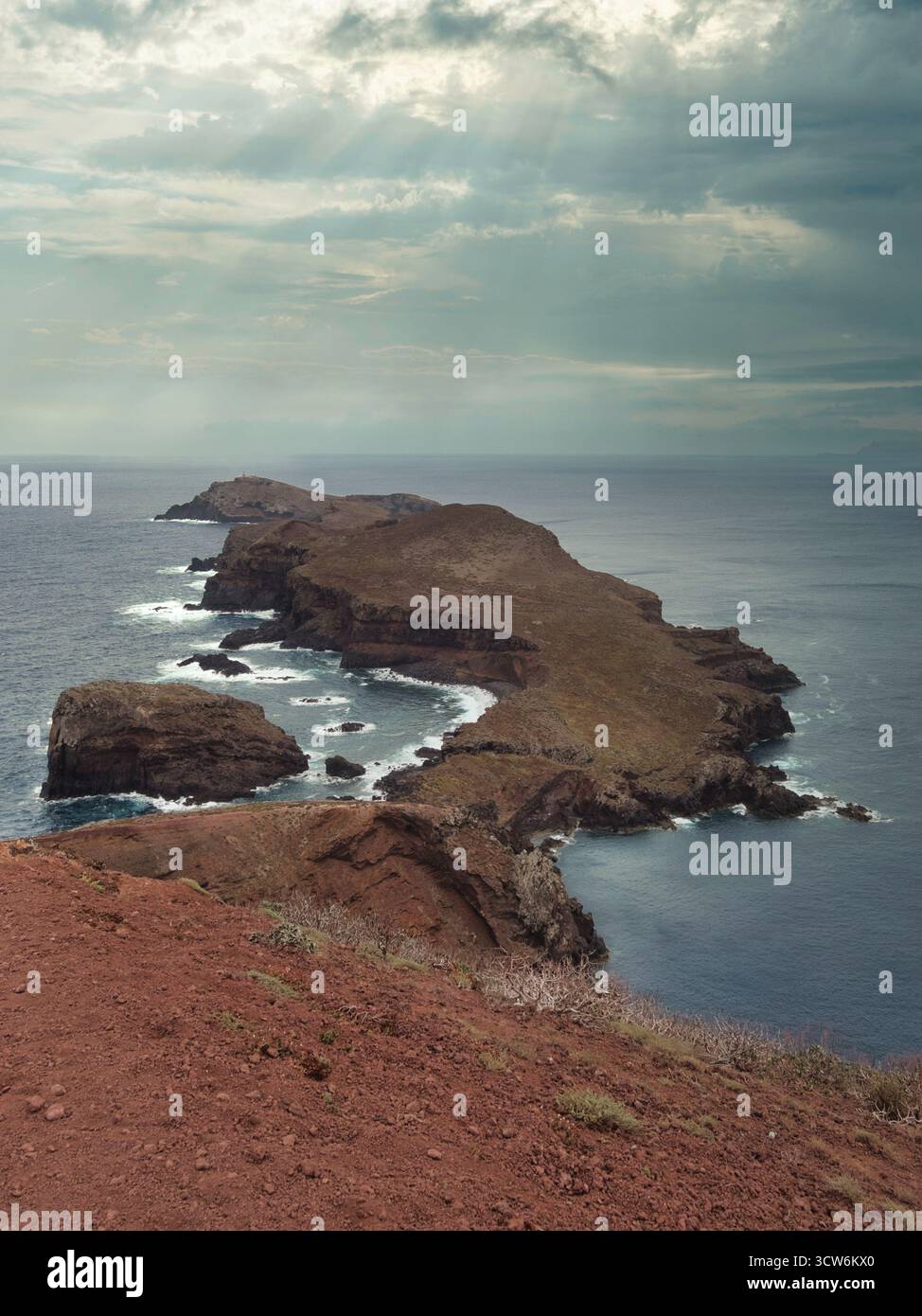 Vista panoramica del punto orientale di Madeira - ampia vista della Ponta de São, l'aspra punta vulcanica della penisola di Lourento a Madeira, con un faro Foto Stock