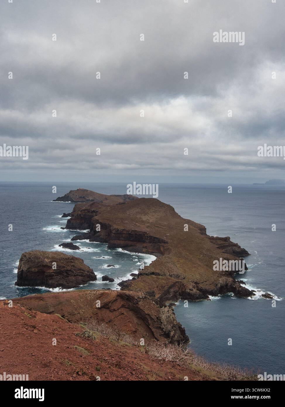 Vista panoramica del punto orientale di Madeira - ampia vista della Ponta de São, l'aspra punta vulcanica della penisola di Lourento a Madeira, con un faro Foto Stock