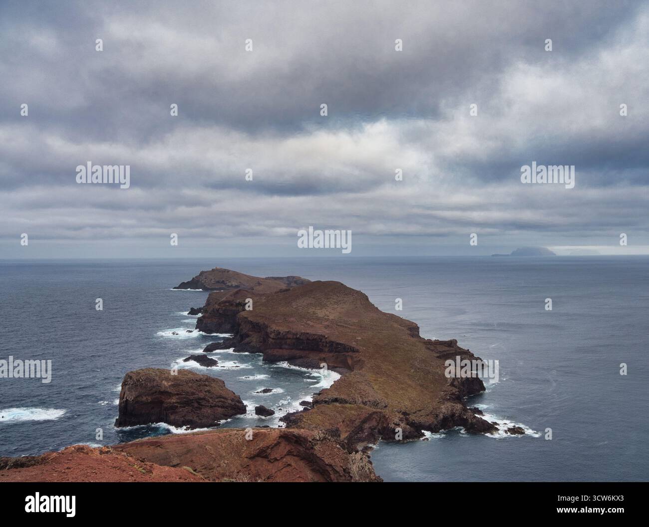 Vista panoramica del punto orientale di Madeira - ampia vista della Ponta de São, l'aspra punta vulcanica della penisola di Lourento a Madeira, con un faro Foto Stock