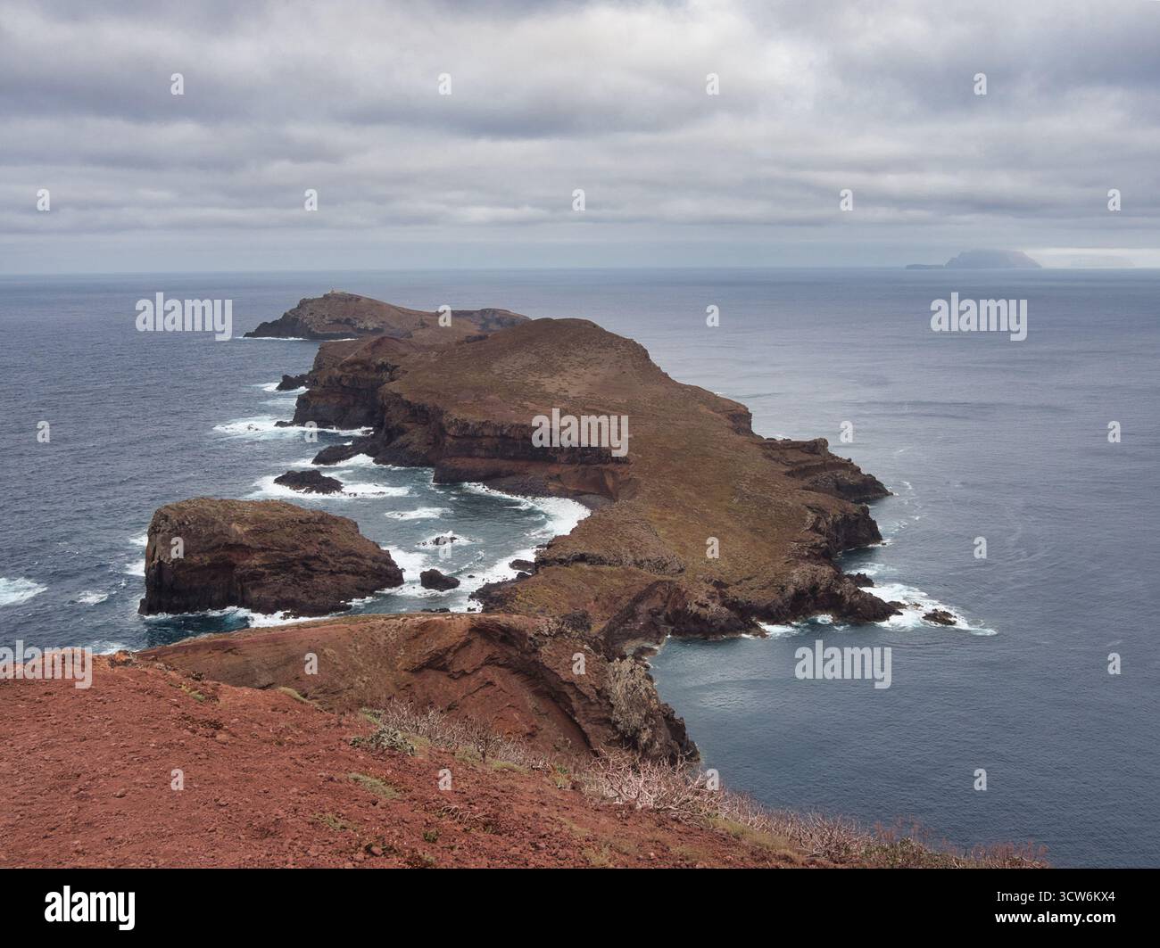 Vista panoramica del punto orientale di Madeira - ampia vista della Ponta de São, l'aspra punta vulcanica della penisola di Lourento a Madeira, con un faro Foto Stock