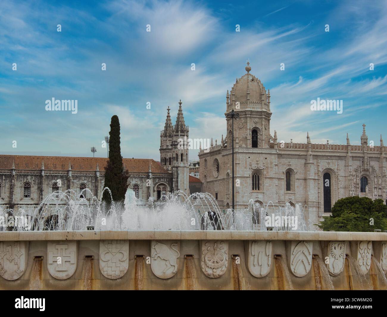 Monastero della fontana Hieronymites a Lisbona - il monastero Jeronimos a Belém, Lisbona, con una grande fontana in pietra con scudi a bassorilievo Foto Stock