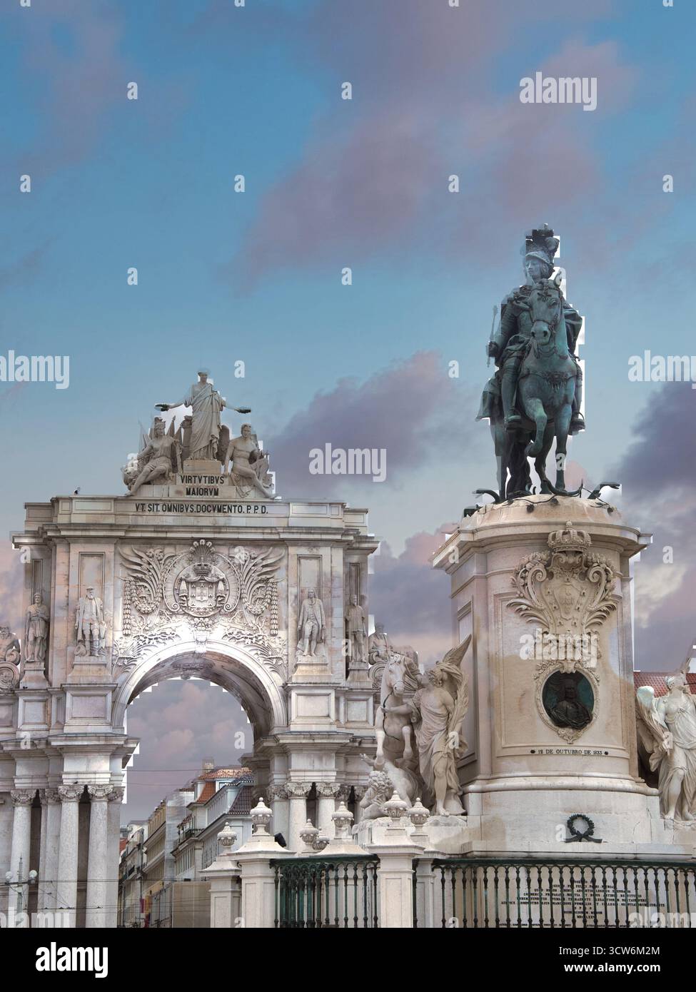 Piazza del Palazzo e Arco Monumentale a Lisbona, Portogallo - l'Arco di Rua Augusta e la statua equestre del Re José i in Prac do Comércio contro a d Foto Stock