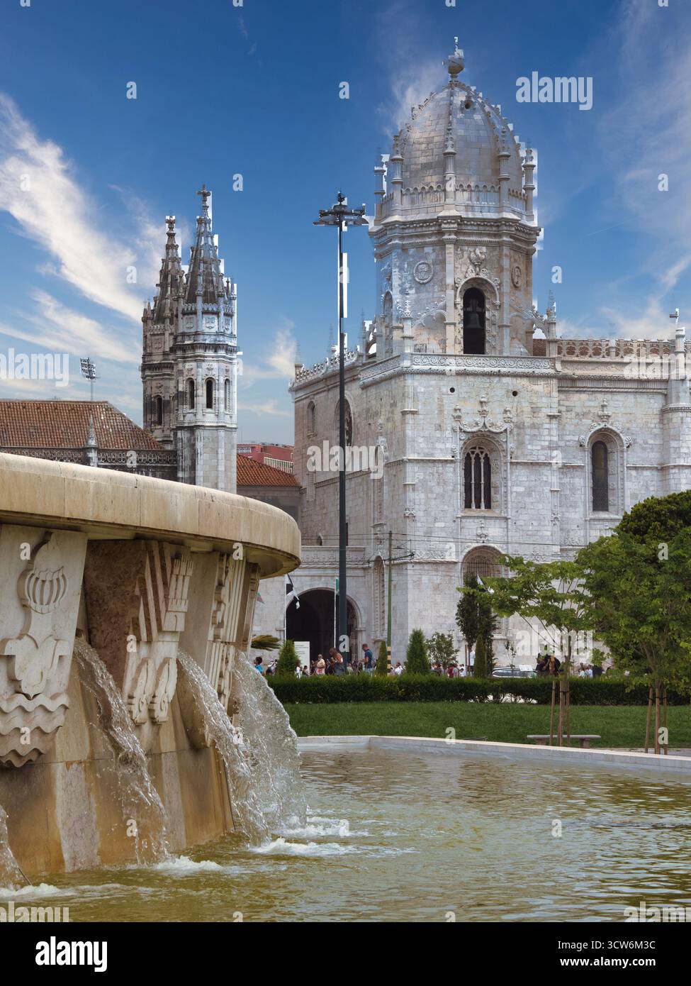 Monastero della fontana Hieronymites a Lisbona - il monastero Jeronimos a Belém, Lisbona, con una grande fontana in pietra con scudi a bassorilievo Foto Stock