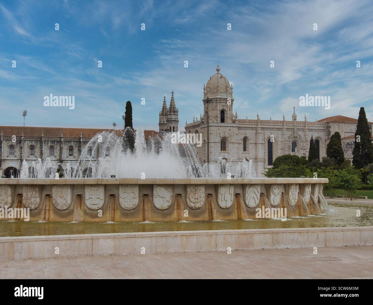 Monastero della fontana Hieronymites a Lisbona - il monastero Jeronimos a Belém, Lisbona, con una grande fontana in pietra con scudi a bassorilievo Foto Stock