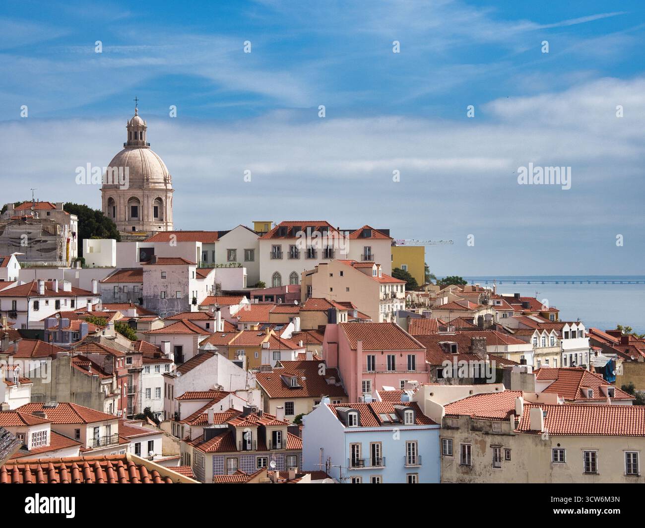 Chiesa a cupola e tetti di Alfama a Lisbona, Portogallo - Vista ad alto angolo del fitto e storico quartiere di Alfama con tetti in terracotta con la N. Foto Stock