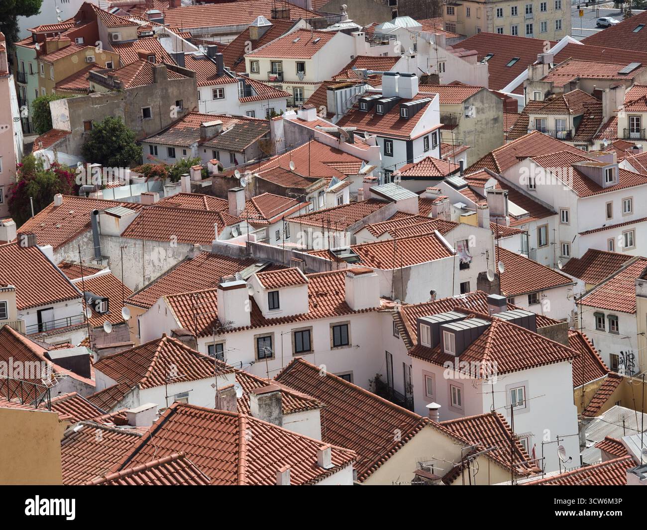 Tetti densi di tegole rosse del quartiere Alfama di Lisbona - vista ravvicinata e ad alto angolo dell'affollato quartiere storico di Alfama a Lisbona, con una i Foto Stock