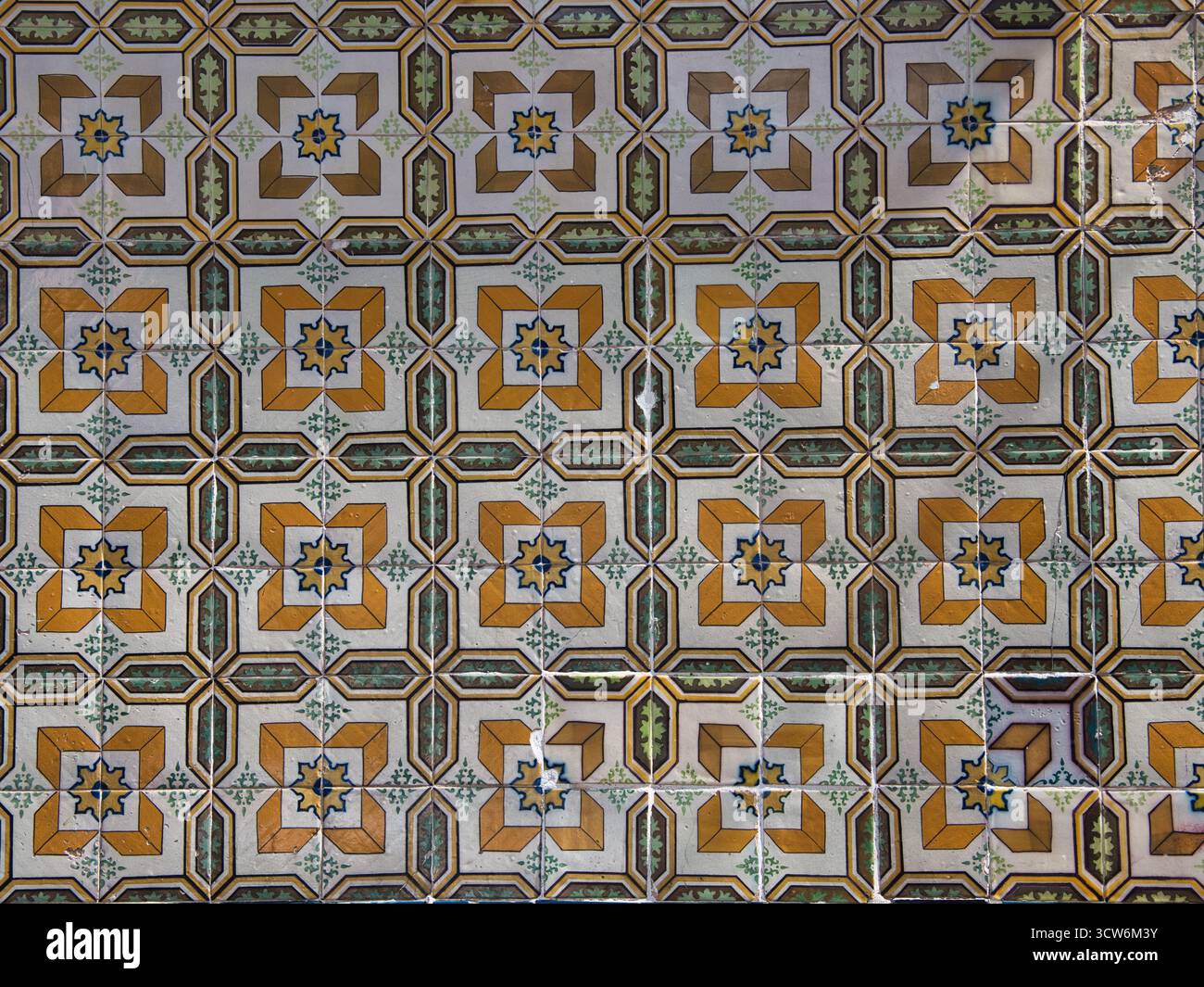 Intricato motivo portoghese Azulejo in oro e verde - immagine a cornice completa di un tradizionale motivo portoghese Azulejo in oro, ocra, marrone, AN Foto Stock