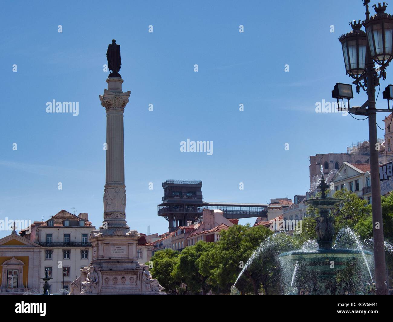 Ascensore di Santa Justa, icona del ferro di Lisbona - intricata struttura in ferro neogotica dell'ascensore di Santa Justa, con il passaggio pedonale e la storica torre Foto Stock