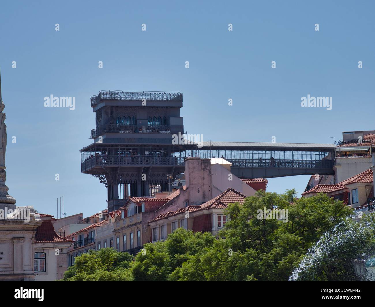 Ascensore di Santa Justa, icona del ferro di Lisbona - intricata struttura in ferro neogotica dell'ascensore di Santa Justa, con il passaggio pedonale e la storica torre Foto Stock