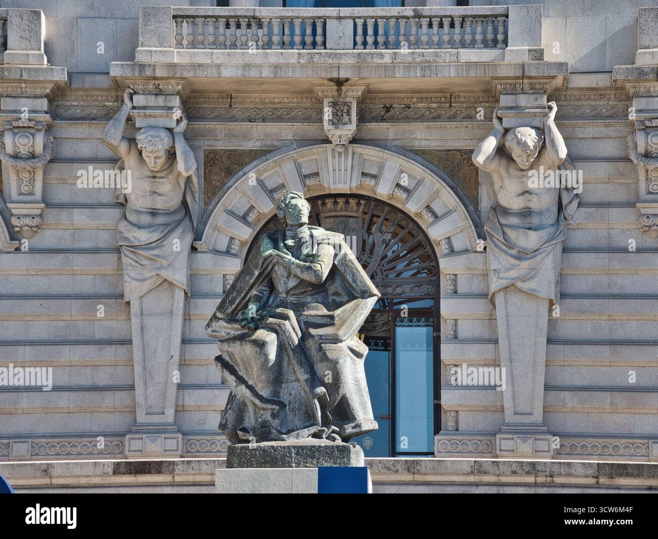 Architettura classica e Scultura Monumentale - Vista dettagliata di una grandiosa facciata di un edificio pubblico caratterizzata da cariatidi e da un seduto in bronzo storico Foto Stock