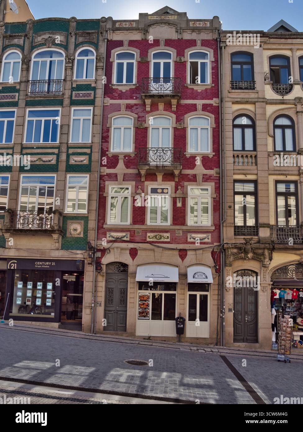 Colorate facciate di edifici storici a Porto, Portogallo - fila di edifici residenziali e commerciali a piu' piani tradizionali e vibranti che presentano clas Foto Stock