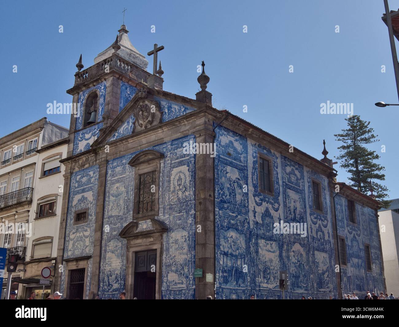 Azulejo-Clad Church of Sant'Antonio a Porto, Portogallo - storica chiesa barocca con un esterno completamente coperto di blu tradizionale e bianco Foto Stock