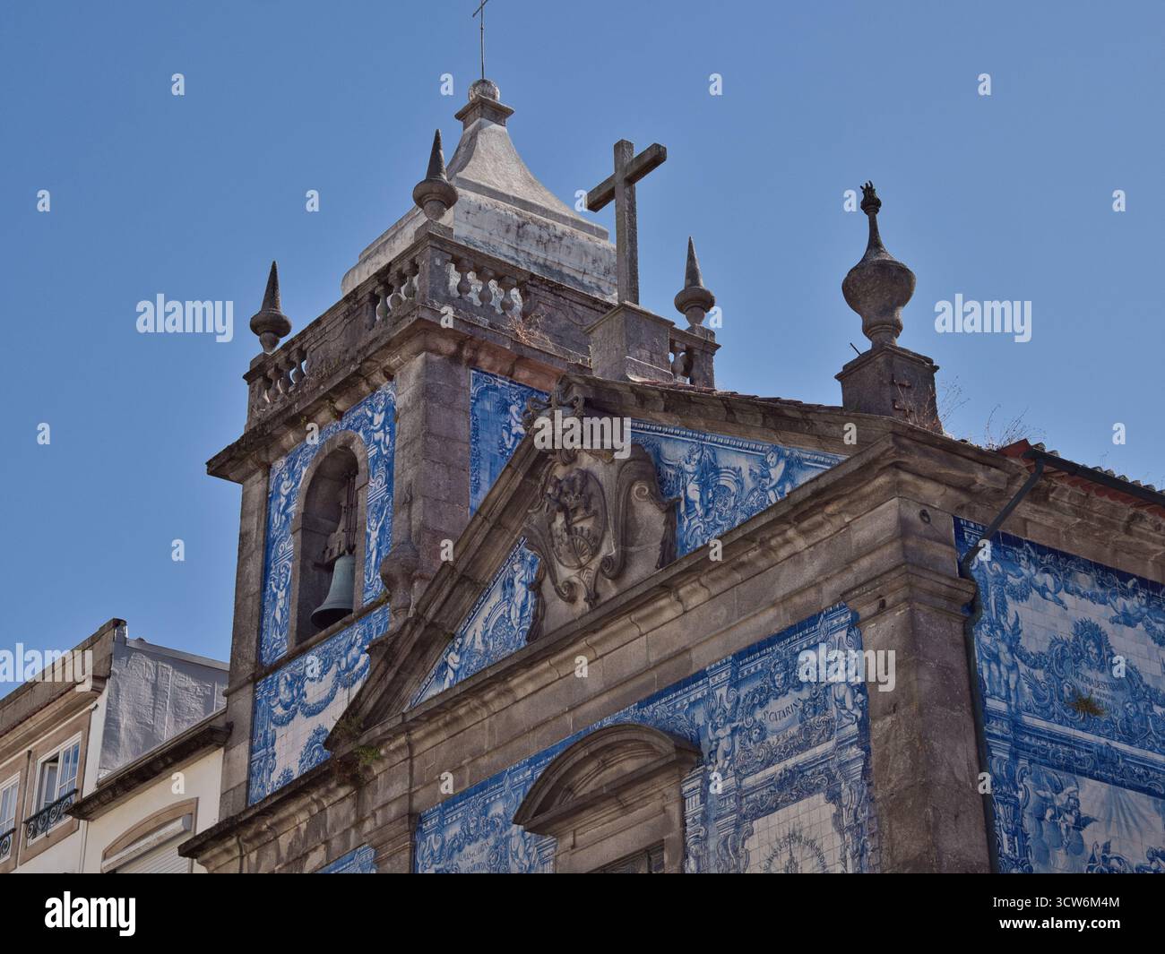 Azulejo-Clad Church of Sant'Antonio a Porto, Portogallo - storica chiesa barocca con un esterno completamente coperto di blu tradizionale e bianco Foto Stock