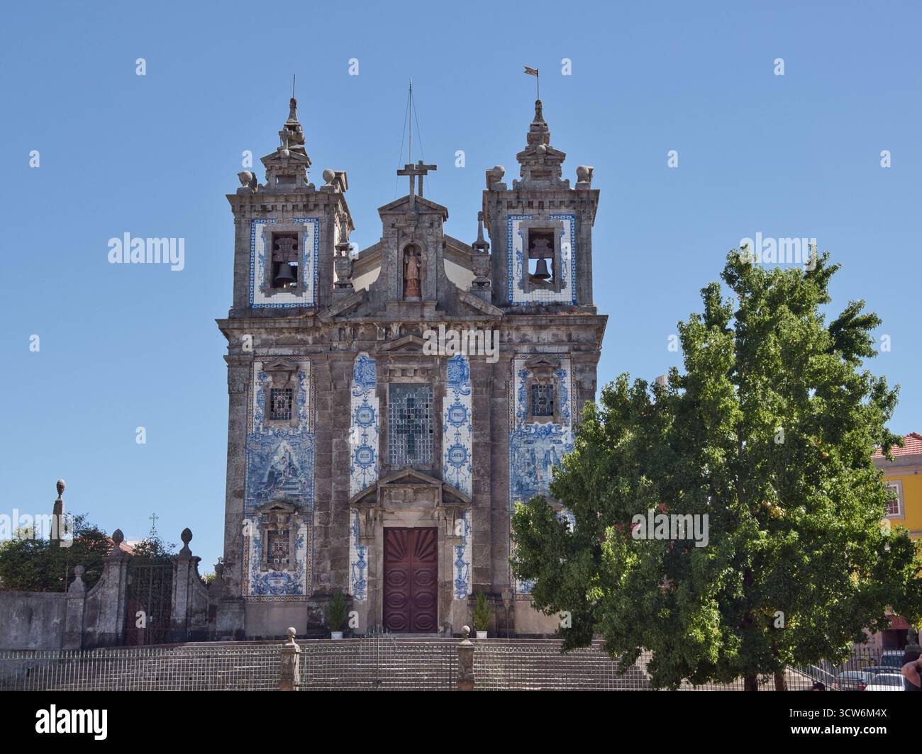 Facciata barocca della Chiesa di Carmen a Porto, Portogallo - Vista frontale dell'Igreja do Carmo con i suoi due campanili, la porta centrale in legno e il carattere Foto Stock