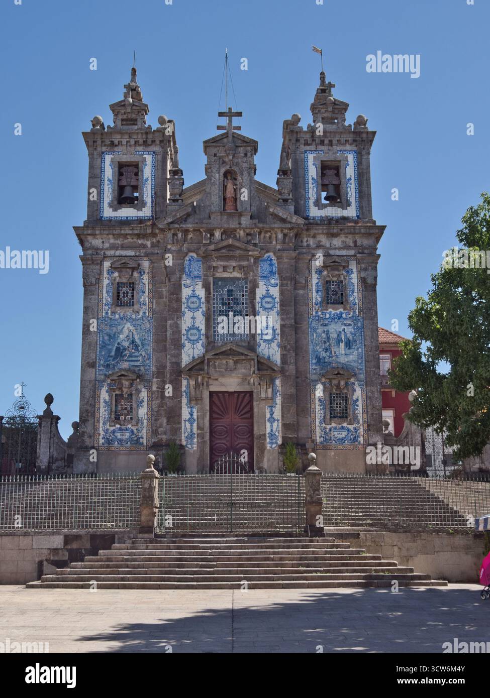 Facciata barocca della Chiesa di Carmen a Porto, Portogallo - Vista frontale dell'Igreja do Carmo con i suoi due campanili, la porta centrale in legno e il carattere Foto Stock