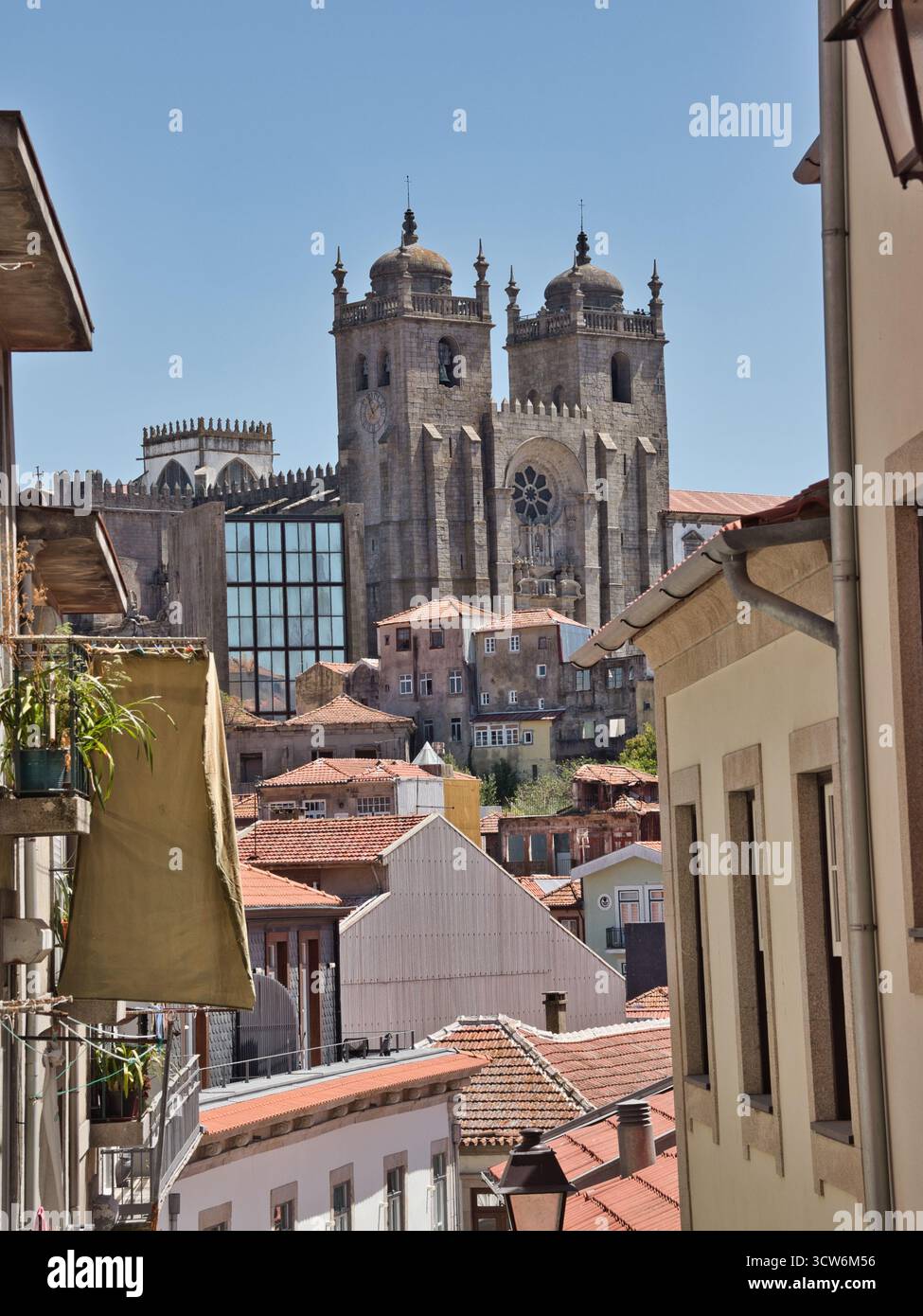 Tetti del centro storico di Porto con la Cattedrale di sé - Vista ad alto angolo del centro storico urbano con tetti di tegole rosse dominati dalla doppia a doppia Foto Stock