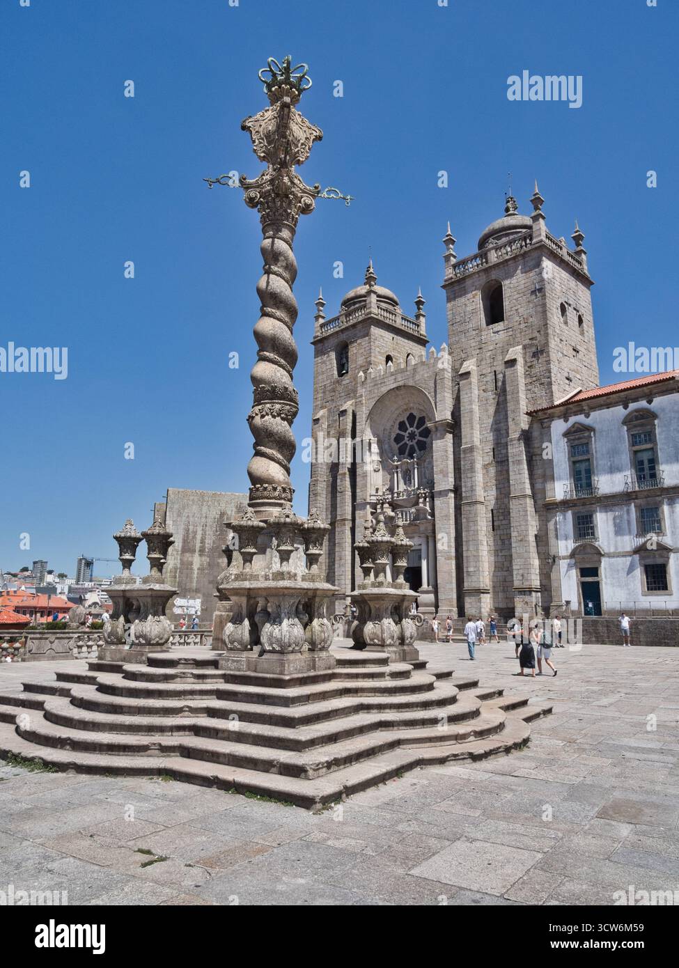 Pelourinho e la Cattedrale di sé a Porto, Portogallo - Vista del Pelourinho (la gogna) con la sua colonna contorta su una base a gradini, che incornicia il go romanico Foto Stock