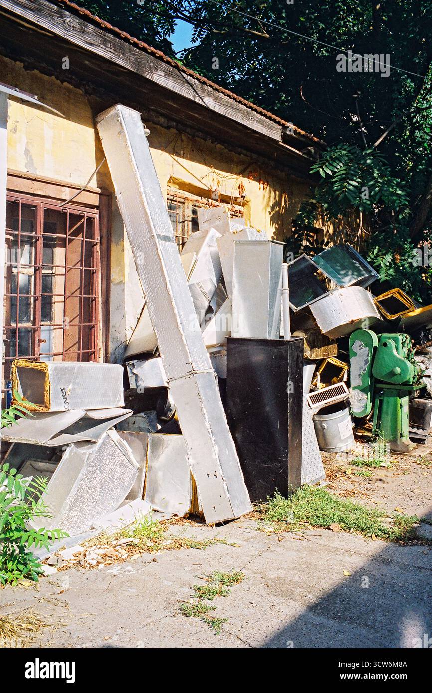 I tunnel di metallo rettangolari scartati formano una struttura caotica e astratta. Estetica futuristica della spazzatura nella geometria industriale grezza. Foto Stock