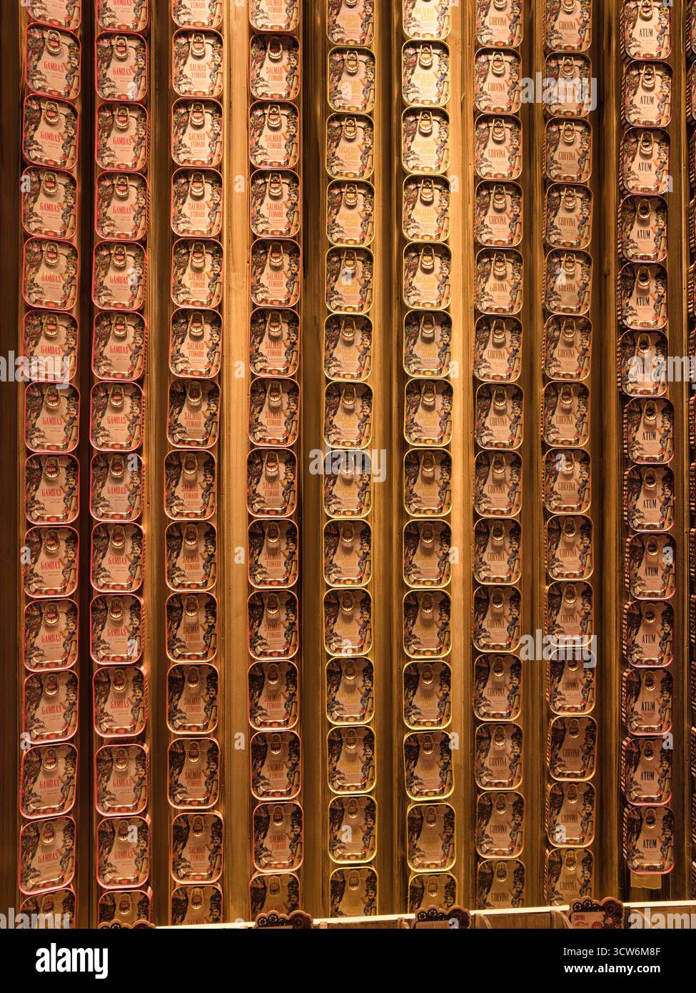 Schema delle conservazioni portoghesi - esposizione verticale di tradizionali barattoli di pesce portoghesi in scatola (conservas) che creano un vivace motivo ricorrente in una souve Foto Stock