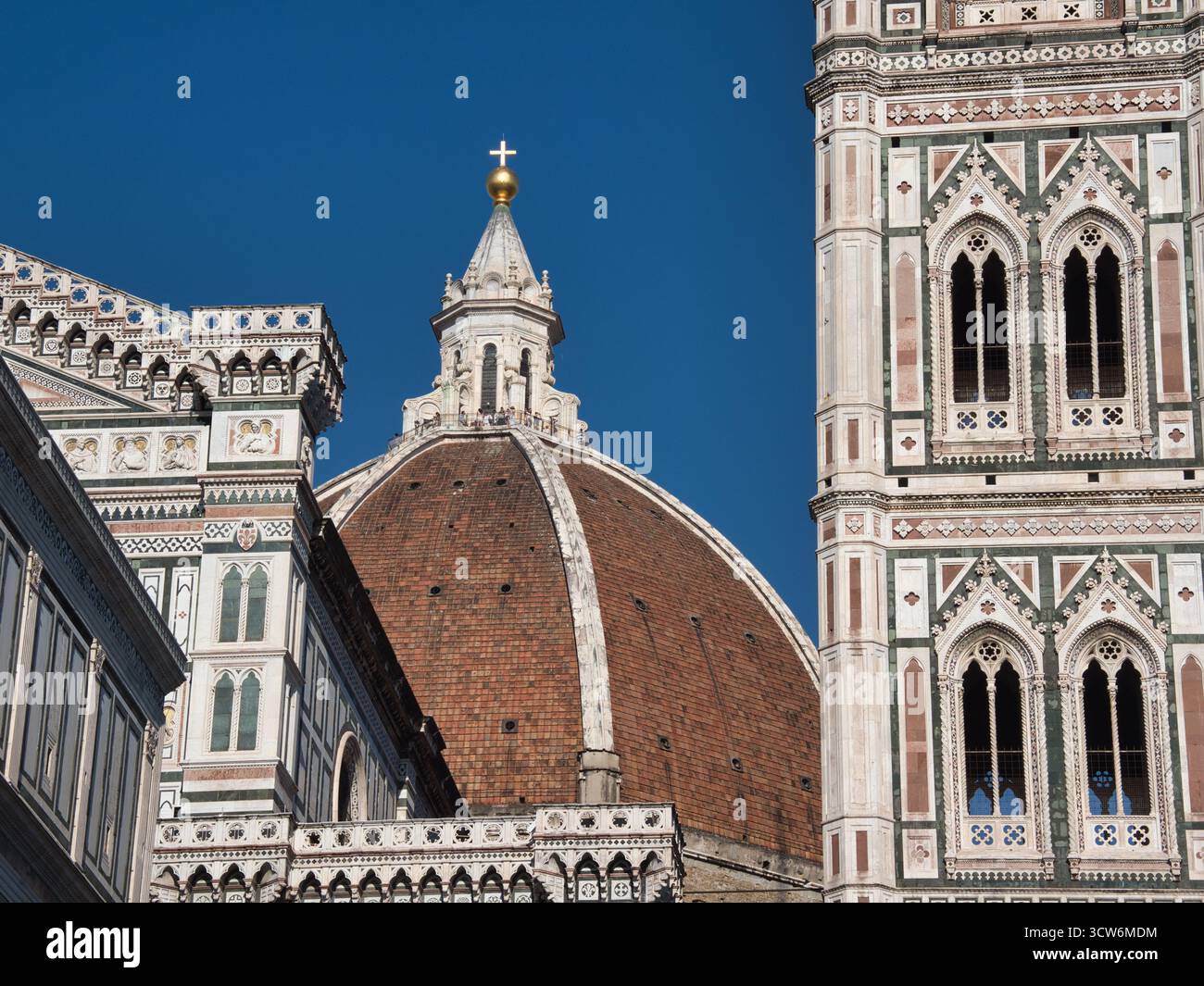 Vista del Duomo di Firenze, del Duomo e del complesso del Battistero - primo piano dall'angolo basso che mostra la cupola in terracotta, la facciata in marmo ornato del Duomo di Firenze, Foto Stock