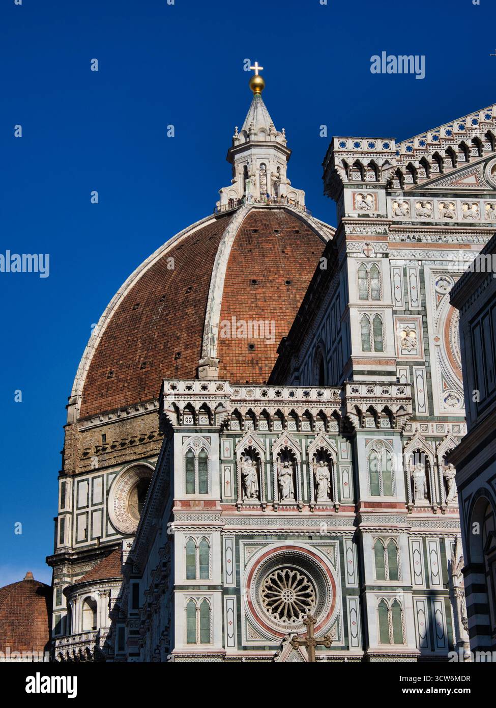 Vista del Duomo di Firenze, del Duomo e del complesso del Battistero - primo piano dall'angolo basso che mostra la cupola in terracotta, la facciata in marmo ornato del Duomo di Firenze, Foto Stock