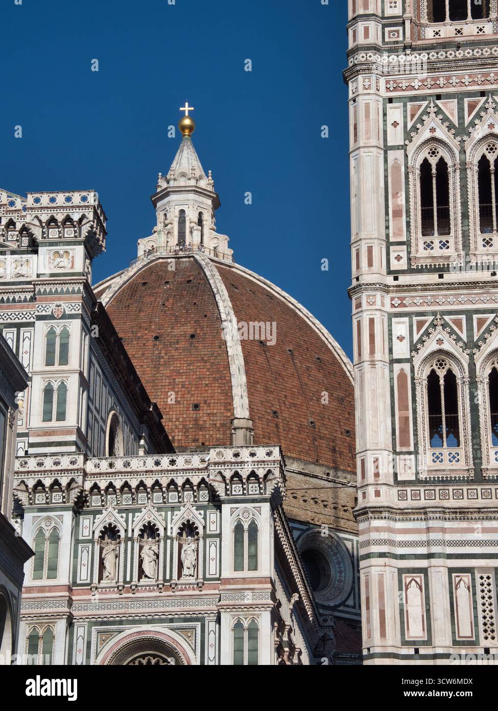 Vista del Duomo di Firenze, del Duomo e del complesso del Battistero - primo piano dall'angolo basso che mostra la cupola in terracotta, la facciata in marmo ornato del Duomo di Firenze, Foto Stock