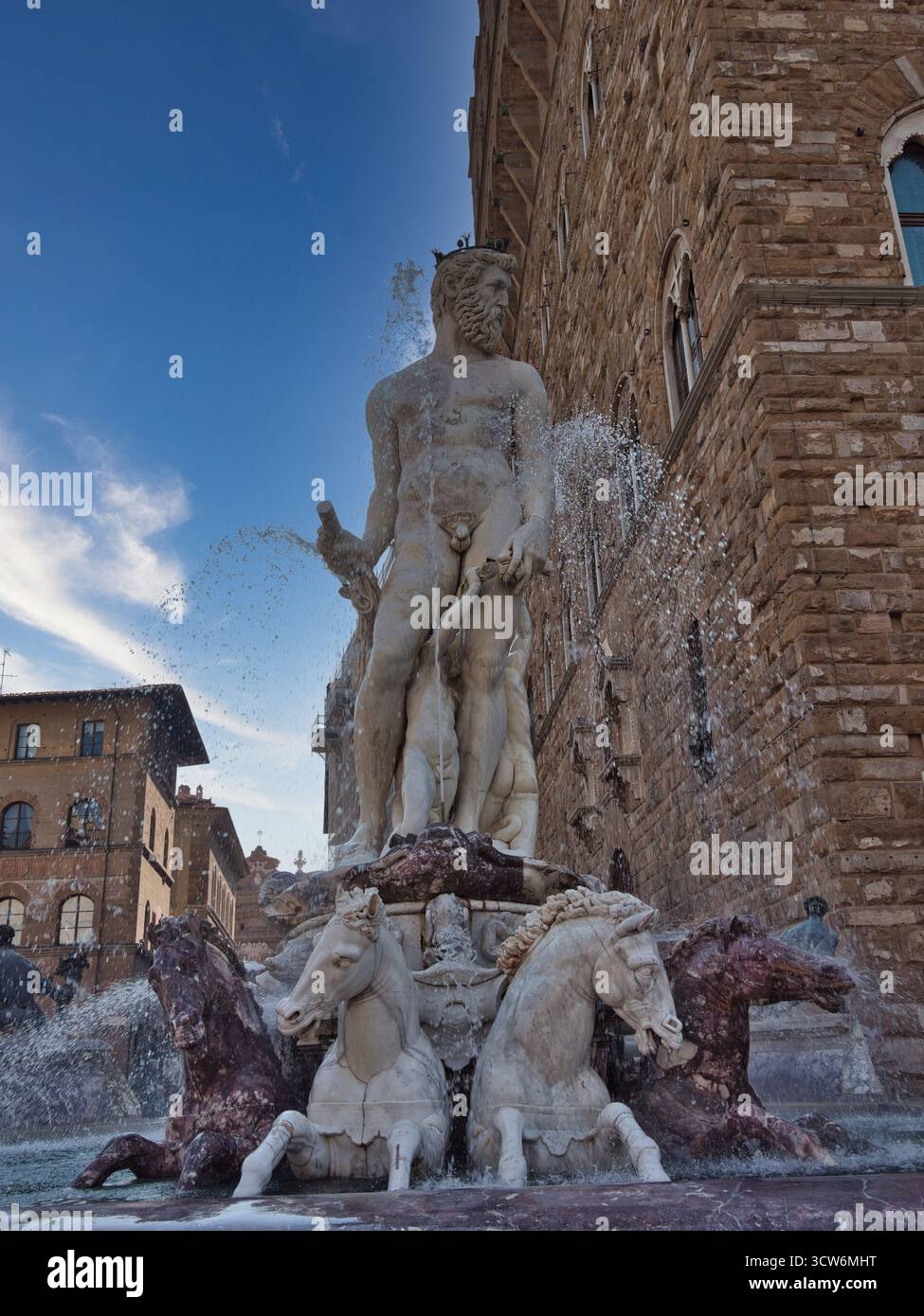 Il Campanile di Giotto e la cupola del Brunelleschi Low Angle - Una vista ravvicinata e ad angolo basso che mette in risalto i pannelli di marmo ornati del Campanile di Giotto e del Foto Stock