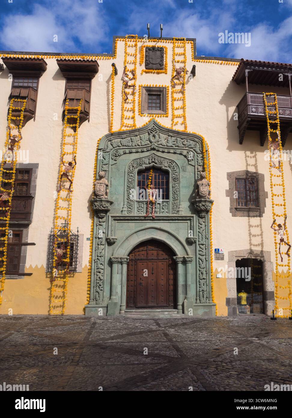 Teror Town Hall Flower Decoration - edificio storico del municipio a Teror, Gran Canaria, decorato con catene di fiori di calendula per un festival locale. Foto Stock