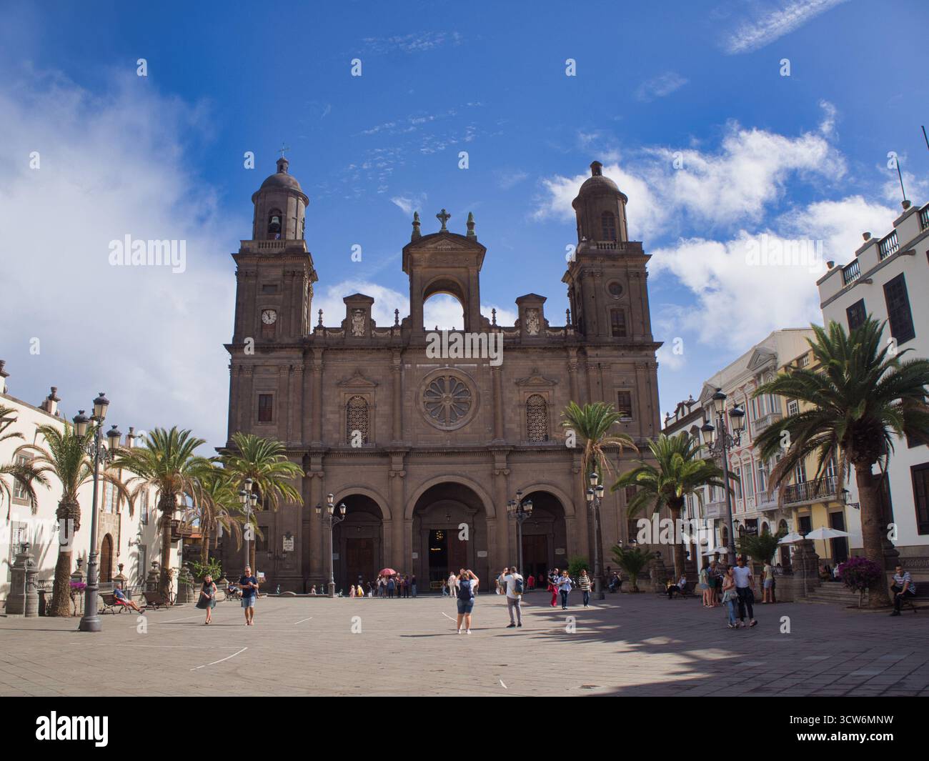 Facciata e piazza della Cattedrale di Santa Ana - grande vista frontale della Catedral de Santa Ana a Las Palmas, un maestoso monumento religioso in una giornata di sole. Foto Stock