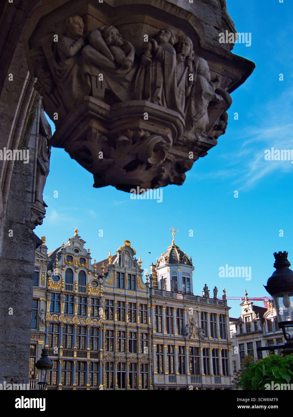 Vista sulla storica guildhall dalla Grand Place, Bruxelles - dettaglio architettonico delle sale di gildhall ornate sulla famosa piazza principale di Bruxelles, Belgio, und Foto Stock
