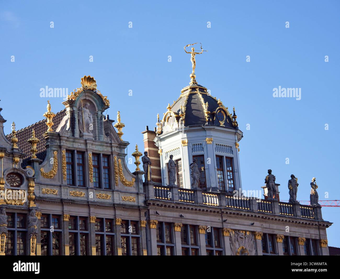 Tetto dorato decorato della Guildhall a Bruxelles - primo piano dei tetti riccamente decorati della guildhall con accenti dorati e sculture sulla Grand Place i. Foto Stock