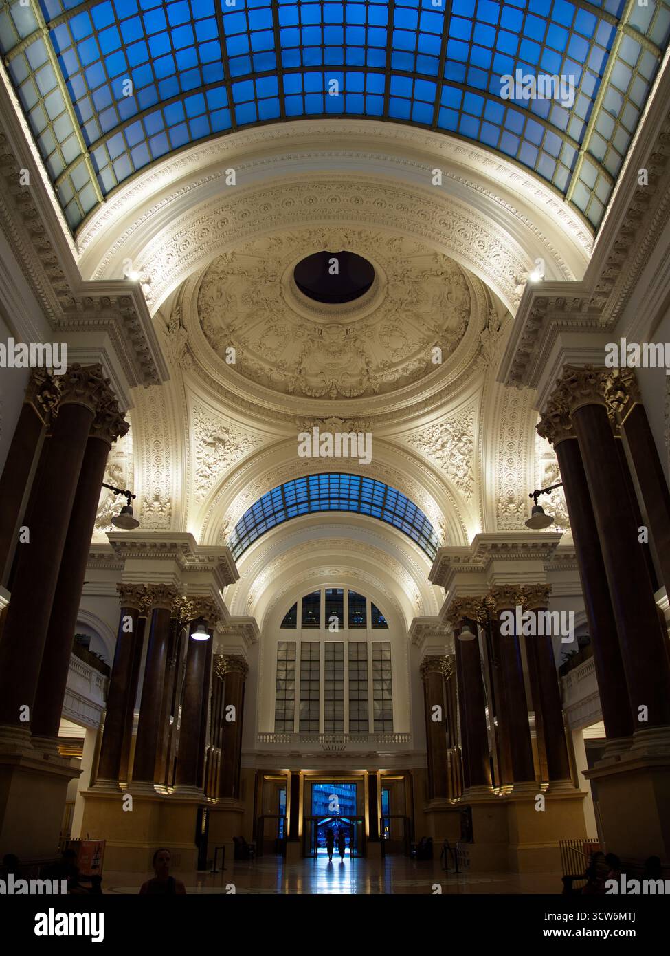 Grand Hall Dome Interior, Brussels Exchange - Vista ad angolo basso della cupola, del soffitto ornato e delle colonne all'interno dello storico edificio Bourse (Exchange) i Foto Stock