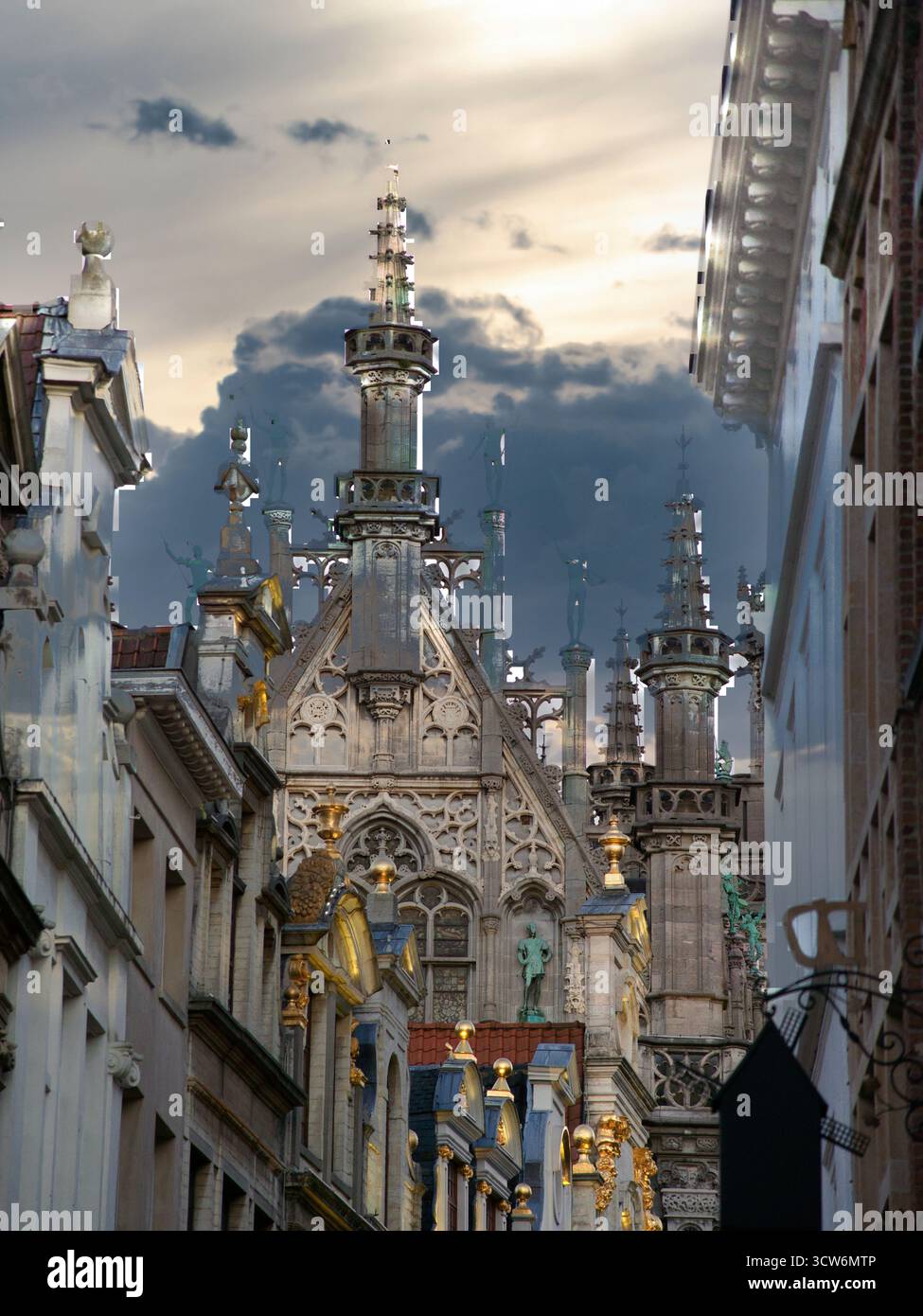Tetti gotici di Bruges contro il cielo scuro - spettacolare vista dell'architettura gotica e delle guglie degli edifici di Bruges, in Belgio, con un cielo tempestoso Foto Stock