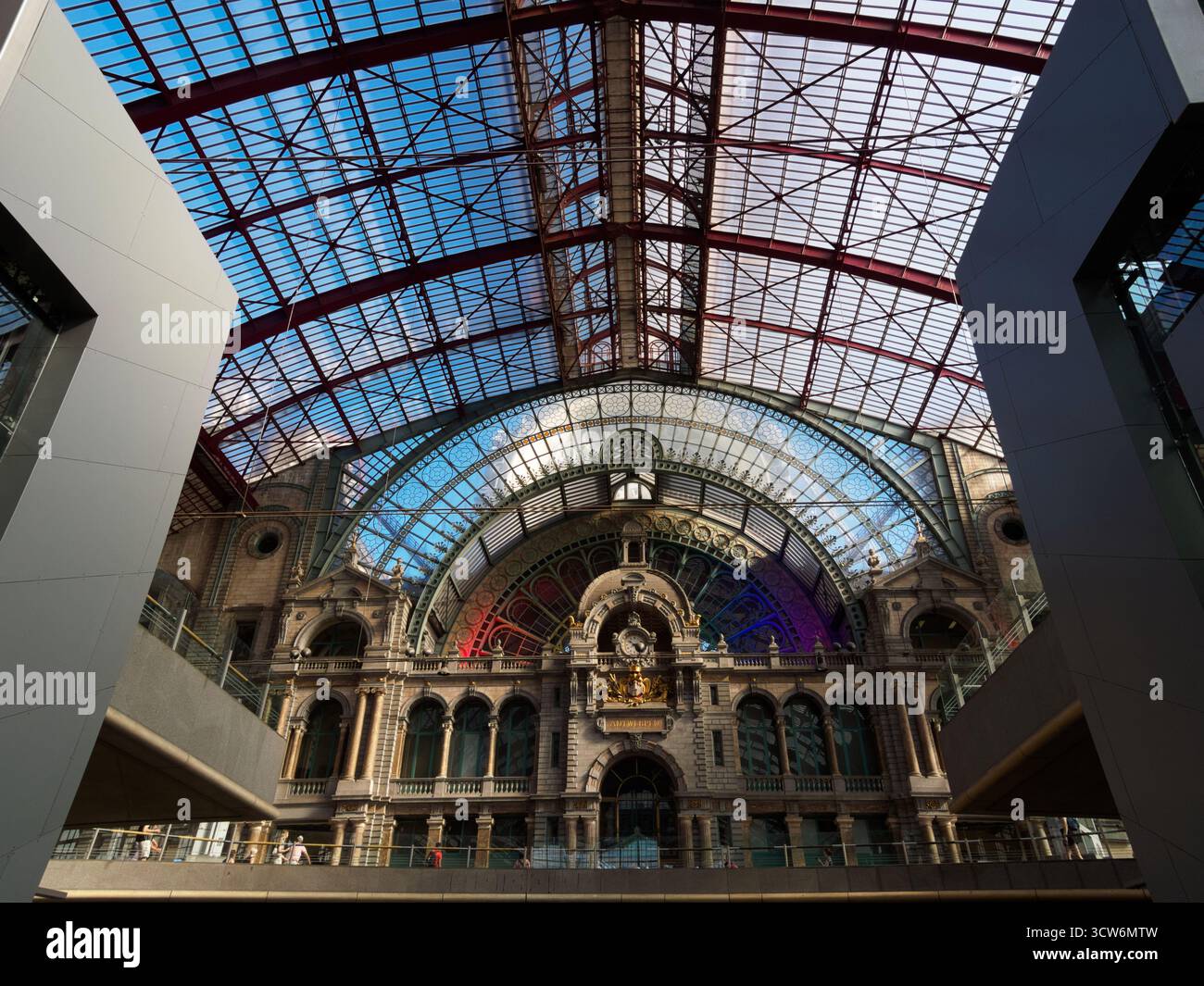 Vista sul Shed dei treni della stazione centrale di Anversa - spettacolare vista all'interno della stazione ferroviaria centrale di Anversa in Belgio, con il capannone dei treni e la torre dell'orologio Foto Stock