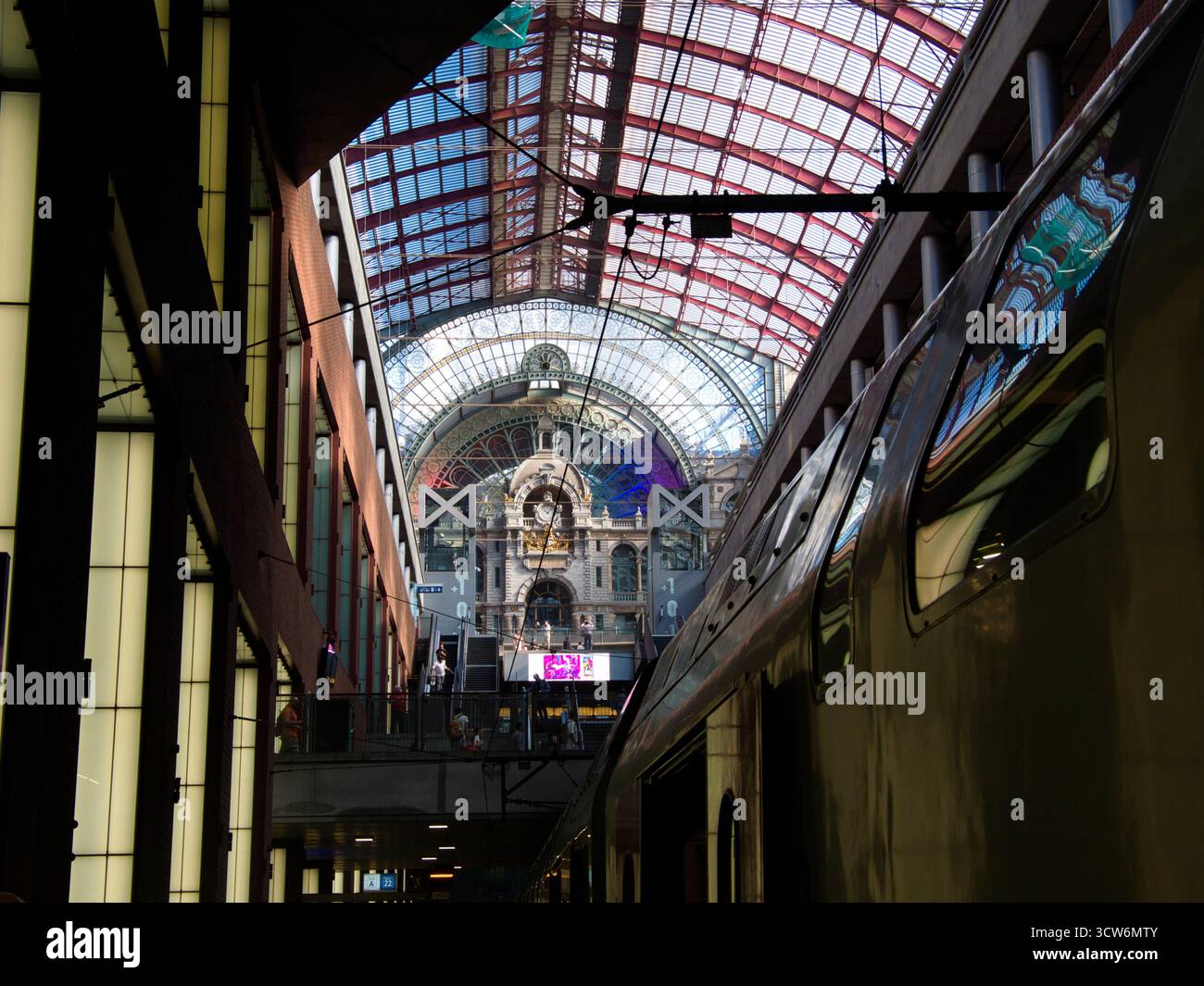 Vista sul Shed dei treni della stazione centrale di Anversa - spettacolare vista all'interno della stazione ferroviaria centrale di Anversa in Belgio, con il capannone dei treni e la torre dell'orologio Foto Stock