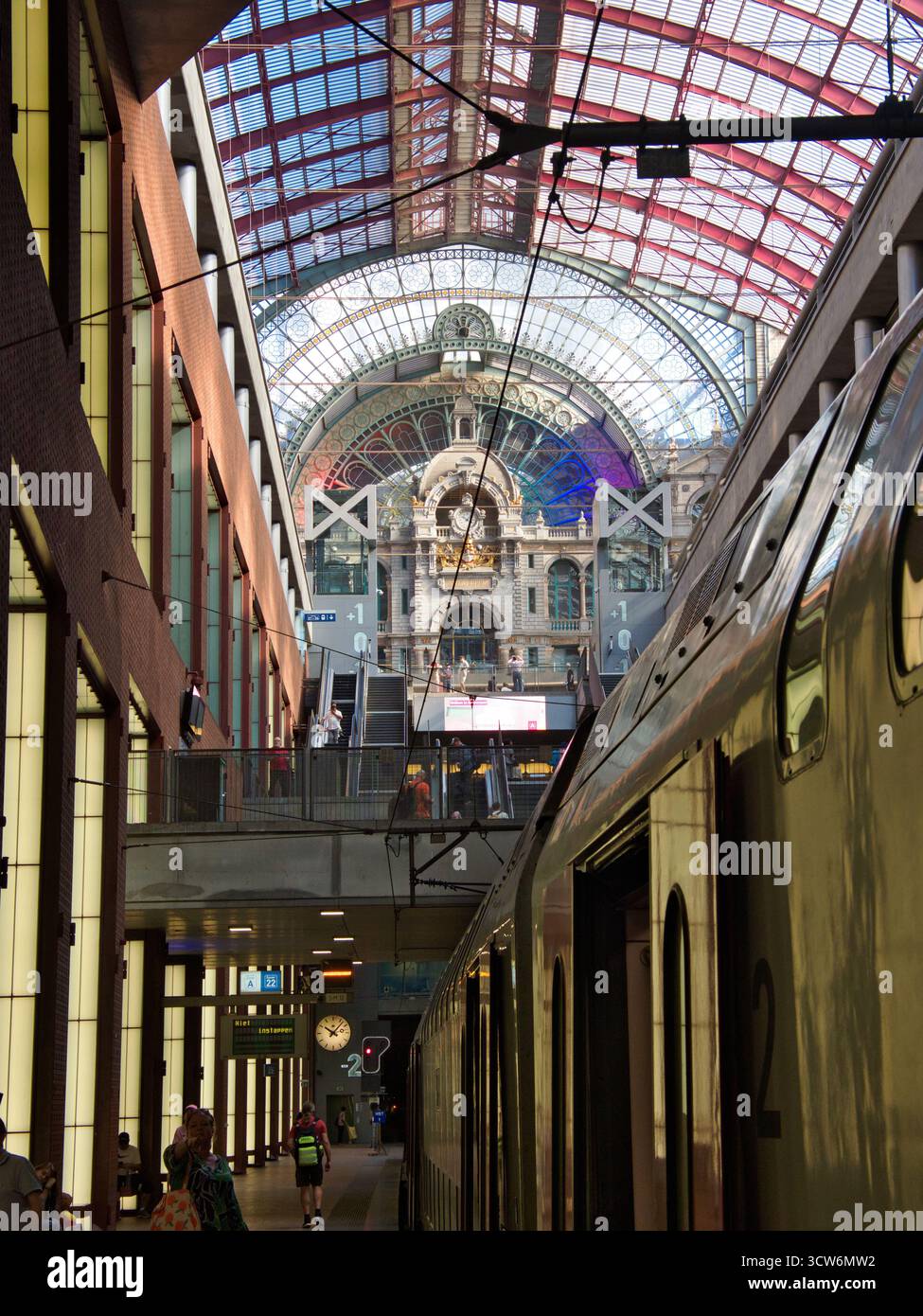Vista sul Shed dei treni della stazione centrale di Anversa - spettacolare vista all'interno della stazione ferroviaria centrale di Anversa in Belgio, con il capannone dei treni e la torre dell'orologio Foto Stock