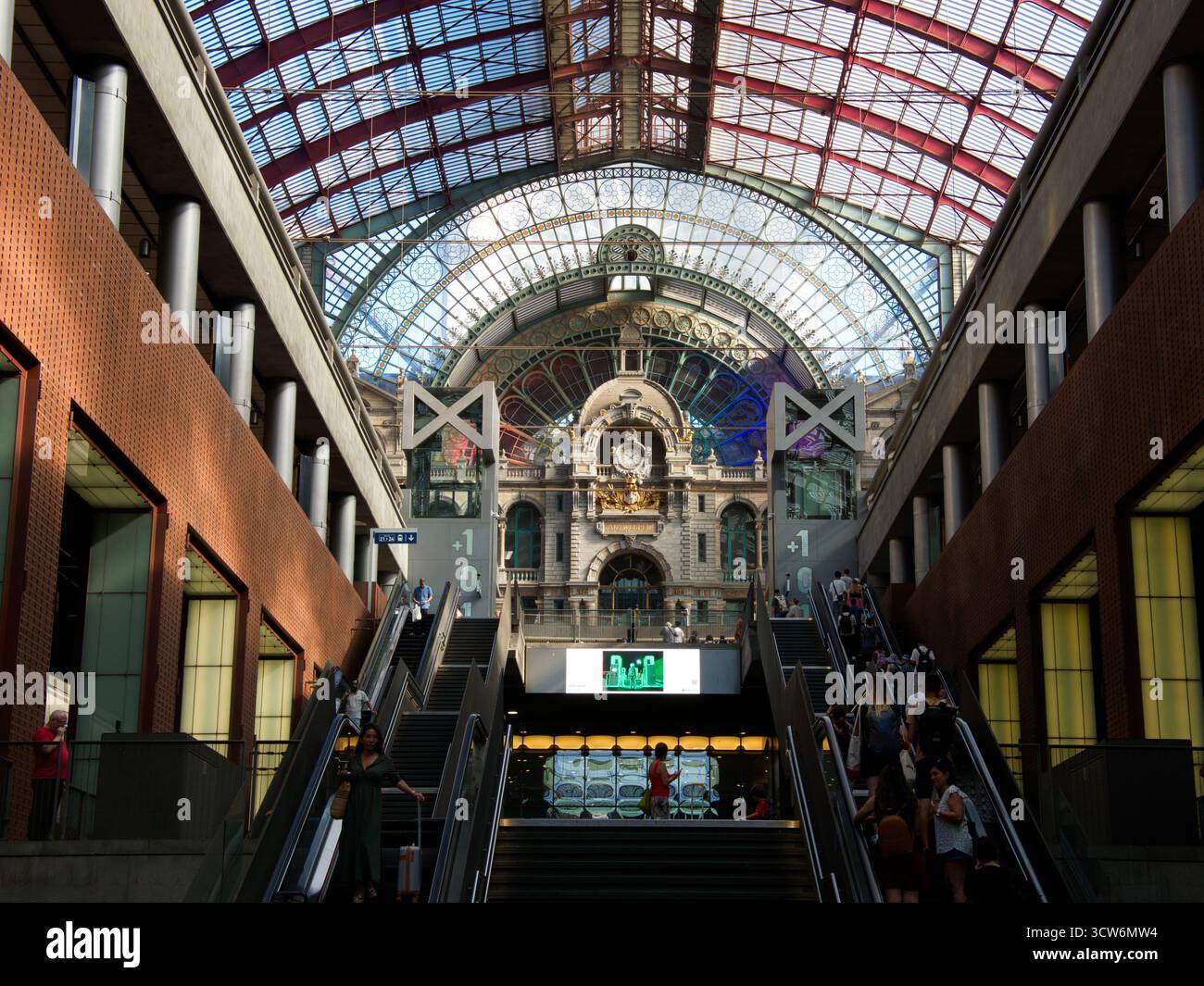 Vista sul Shed dei treni della stazione centrale di Anversa - spettacolare vista all'interno della stazione ferroviaria centrale di Anversa in Belgio, con il capannone dei treni e la torre dell'orologio Foto Stock